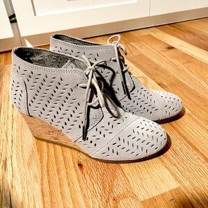 Tom’s lace up wedges